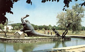 памятник доисторическому бронтозавру